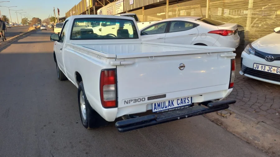 Used  2020 Nissan NP300 Hardbody 2.5TDi (aircon) - Amulak Cars
