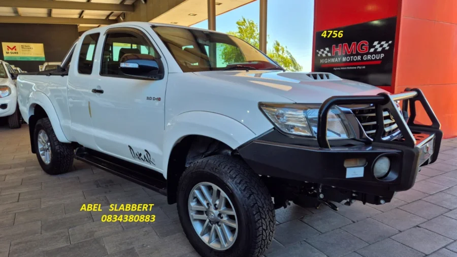 Used  2015 Toyota Hilux 3.0D-4D Xtra cab Raider Dakar edition - Highway Motors