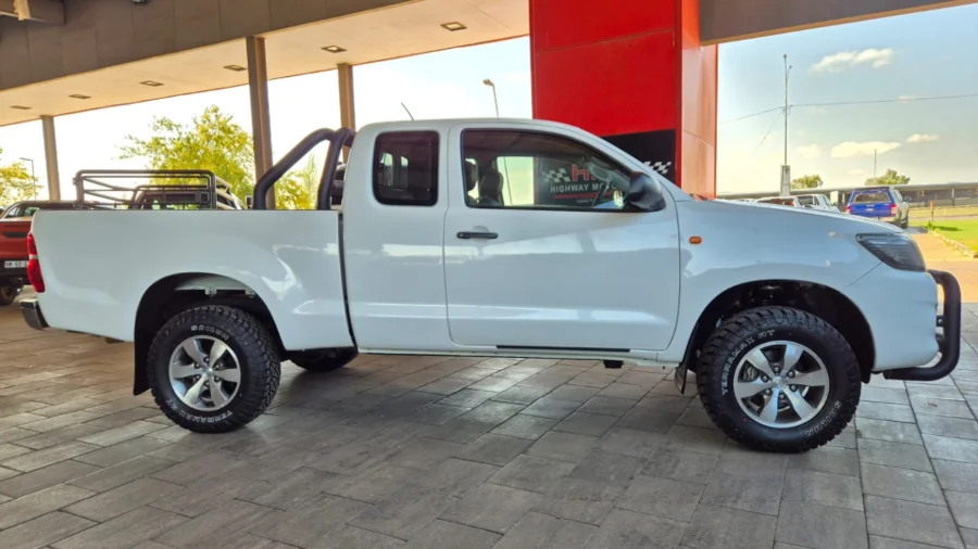 Used  2015 Toyota Hilux 2.5D-4D Xtra cab SRX - Highway Motors