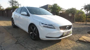 Used  2017 Volvo V40 T4 Momentum auto
