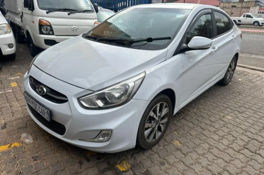 Used  2017 Hyundai Accent sedan 1.6 Fluid auto - Happy DC Motors
