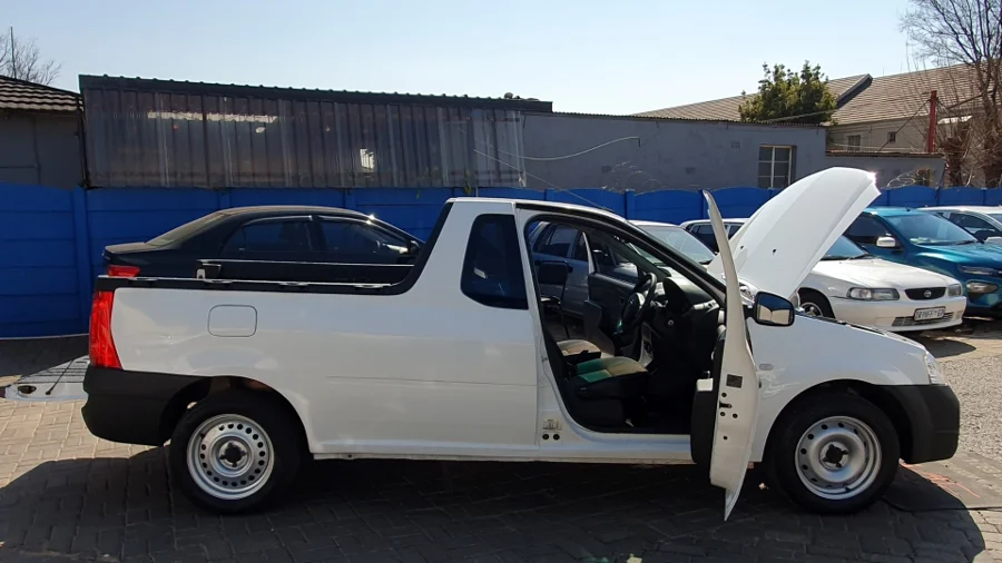 Used  2022 Nissan NP200 1.6i safety pack - Nolly Motors