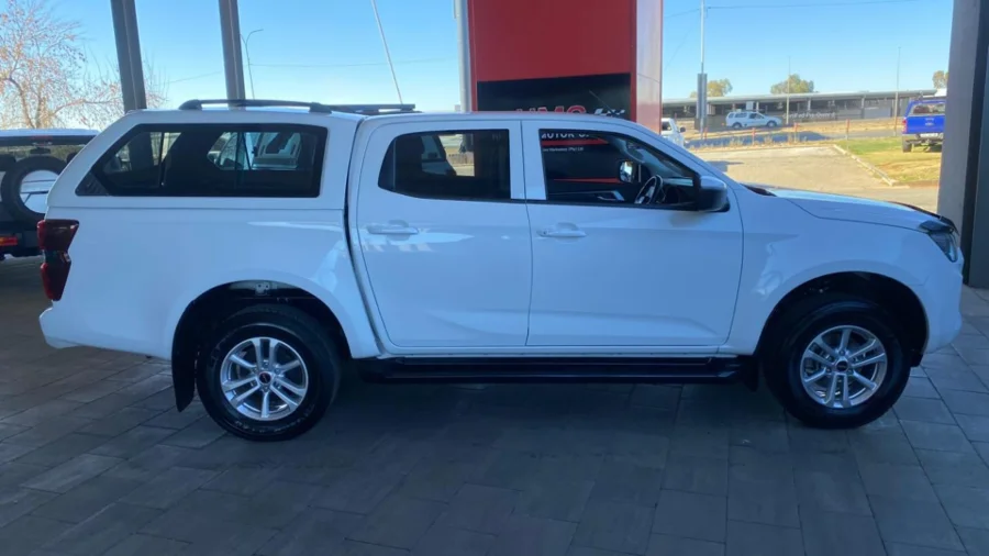 Used 2023 Isuzu D-Max 1.9TD double cab LS auto - Highway Motors